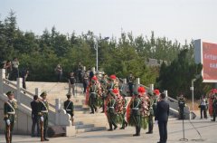 公司員工代表參加烈士紀(jì)念日敬獻花籃儀式